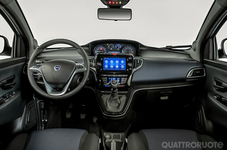 Lancia Ypsilon, comoda, chic e attenta ai consumi