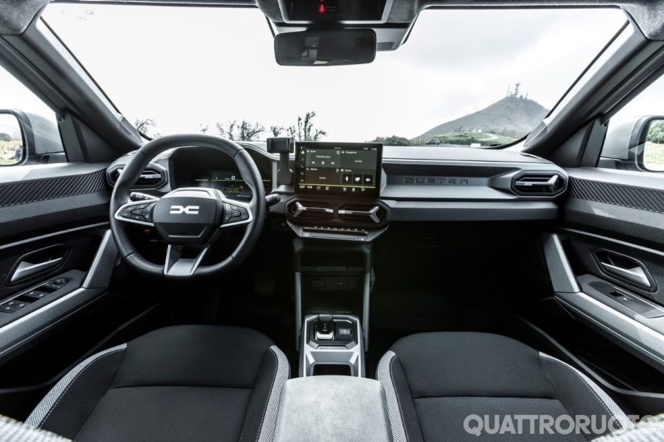 Dacia Duster 1.8 full hybrid: più potenza e fino a 25 km/litro in città, sotto i 30.000 euro