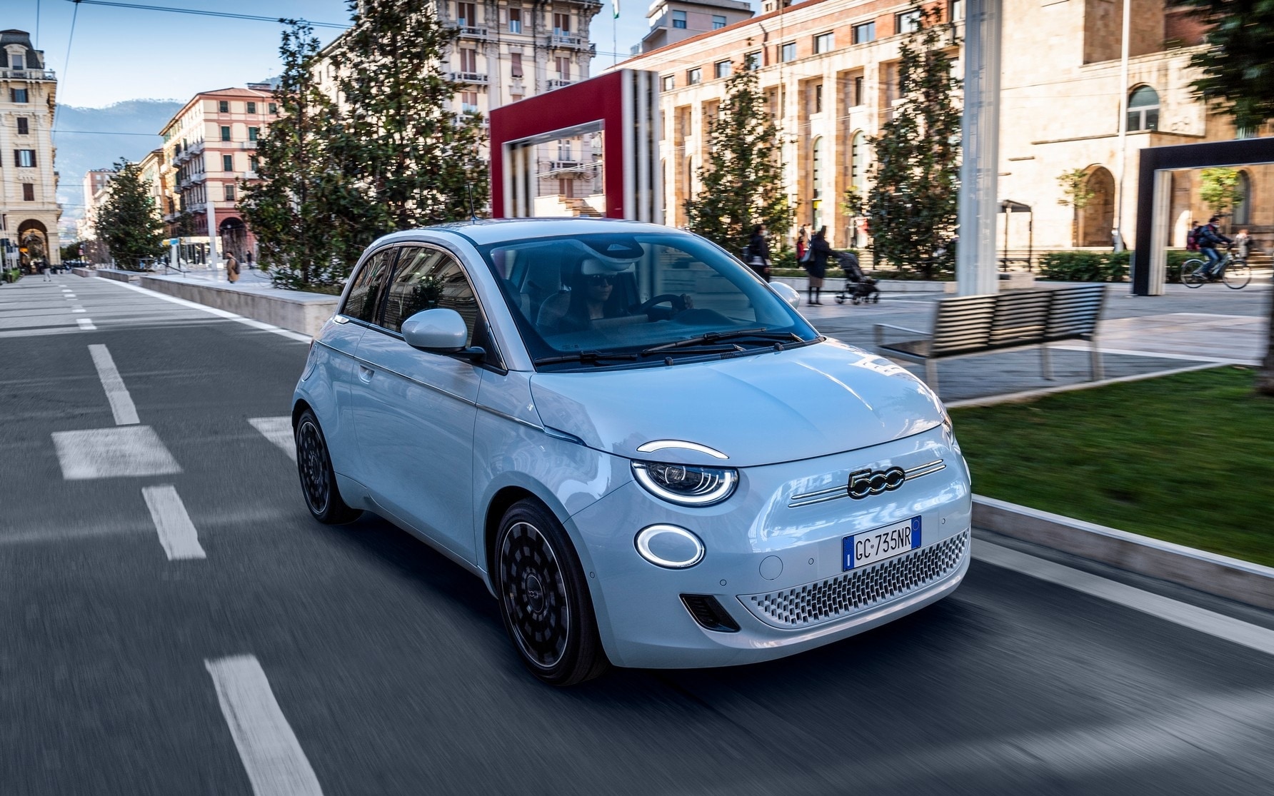 L'elettrica chic che in città fa 300 km con una carica - VIDEO