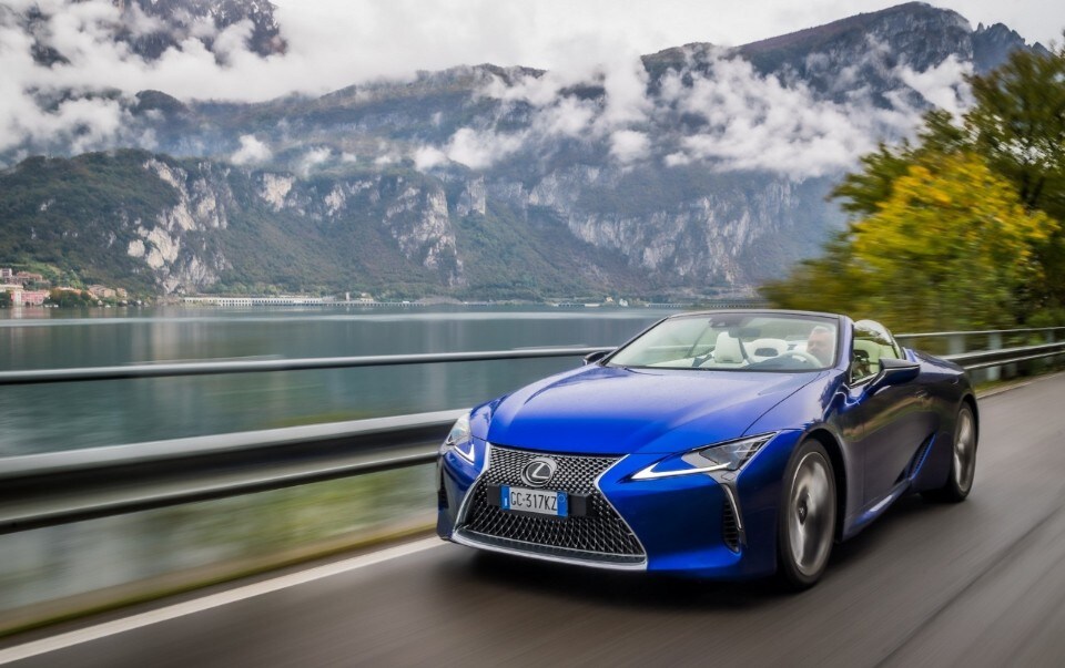 Rinuncia all'ibrido e punta sul V8