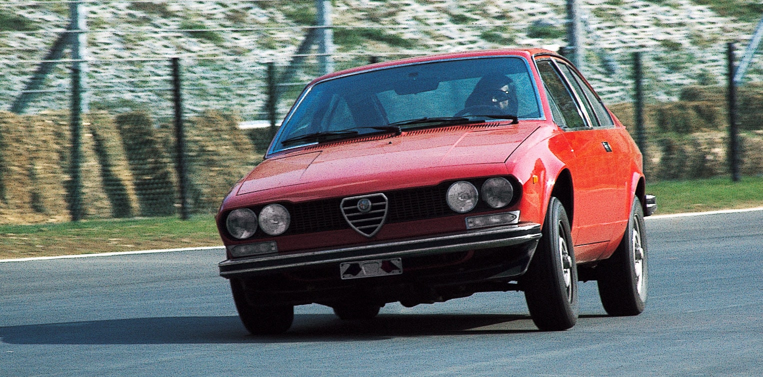 Alfa Romeo Alfetta GT guidata da Emerson Fittipaldi al Mugello durante la prova di Quattroruote del dicembre 1974 Alfa Romeo Alfetta GT guidata da Emerson Fittipaldi al Mugello durante la prova di Quattroruote del dicembre 1974
