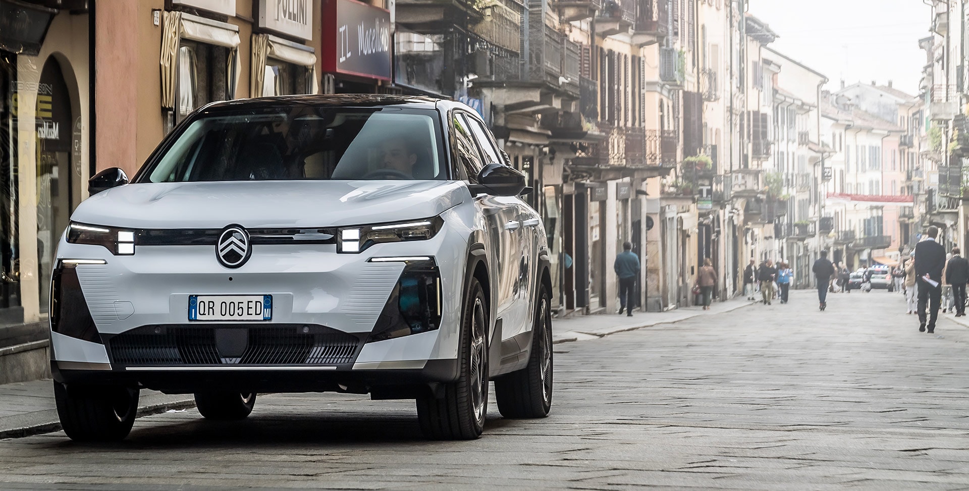 la Citroën C5 Aircross ripresa nelle strade di Pavia la Citroën C5 Aircross ripresa nelle strade di Pavia
