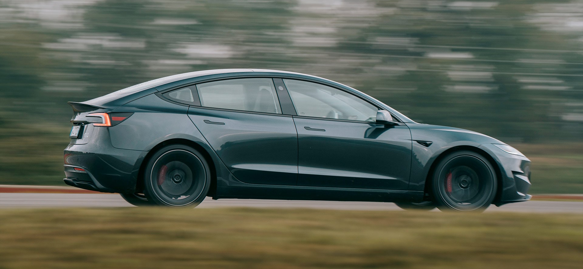 Tesla Model 3 Perfomance ripresa sulla pista di Vairano Tesla Model 3 Perfomance ripresa sulla pista di Vairano