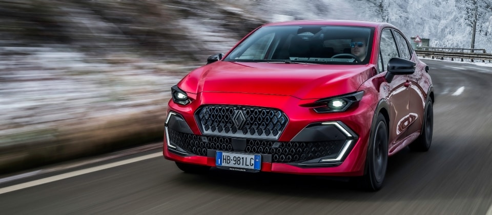 Nuova Renault Clio E-Tech 158 CV full hybrid: 29 km/l in città e prestazioni brillanti