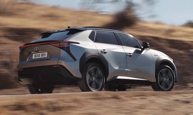 Toyota bZ4x: autonomia, interni, motore, caratteristiche | Quattroruote.it