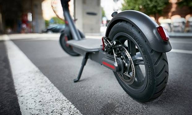 Micromobilità - Firenze ferma i monopattini in sharing "per sicurezza e decoro"